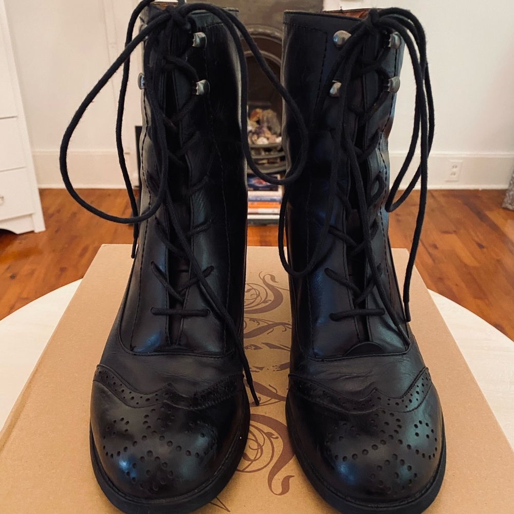 Nine West Lace-up booties